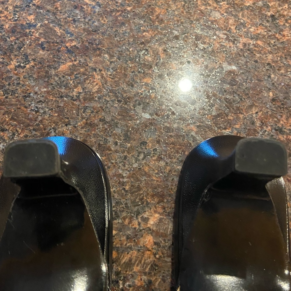 Salvatore Ferragamo ~ size 7.5 box included - Picture 3 of 4